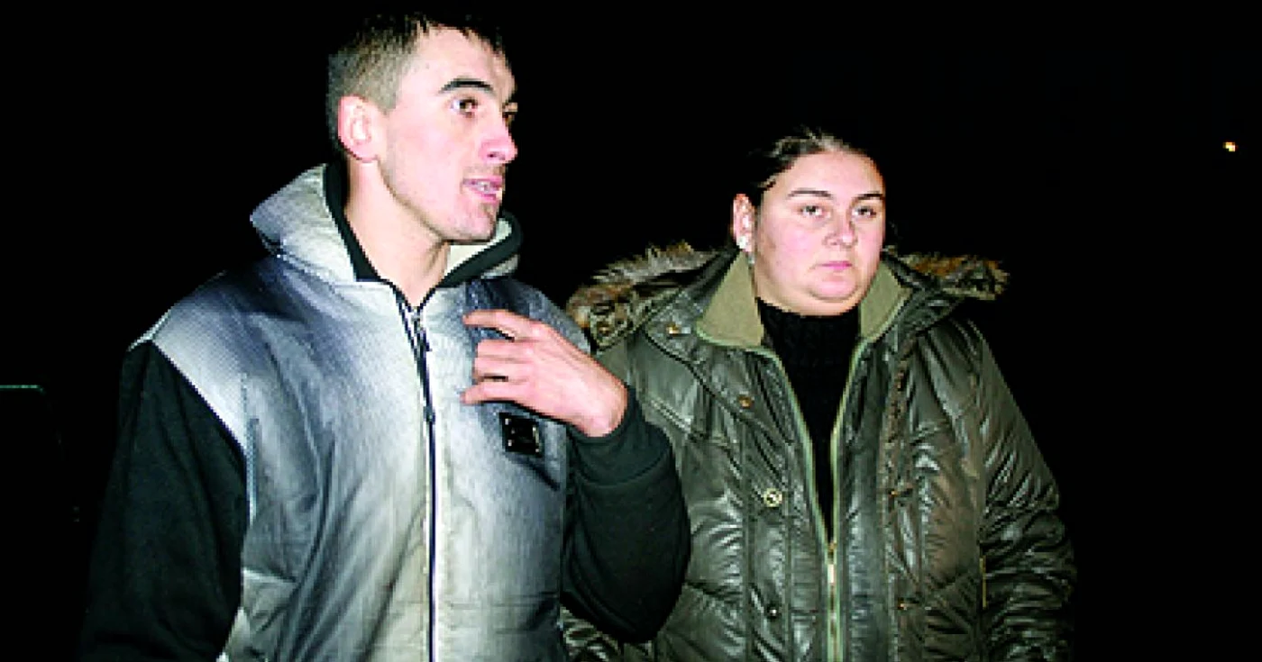 Soţii Loga au petrecut întreaga noapte afară, de teamă că poliţistul le va da foc la casă