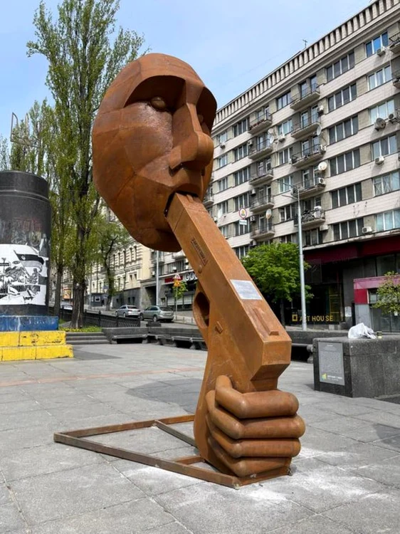 Sculptură a fost denumită  „Zастрелись” (traducere din rusă- Împuşcă-te), iar prima literă este Z din alfabetul latin, care se referă la simbolul regimului nazist rus Z Foto Twitter Olena Lennon