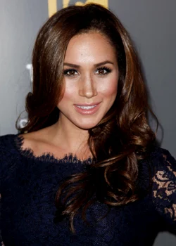 Meghan Markle cu rochie neagră și mâneci din dantelă în 2012, Profimedia