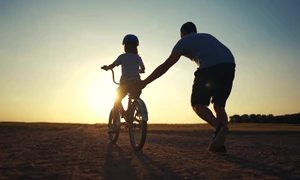 Copil care invață să meargă pe bicicletă FOTO Shutterstock 