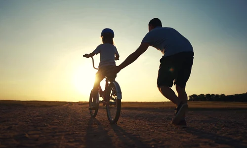 Copil care invață să meargă pe bicicletă FOTO Shutterstock 