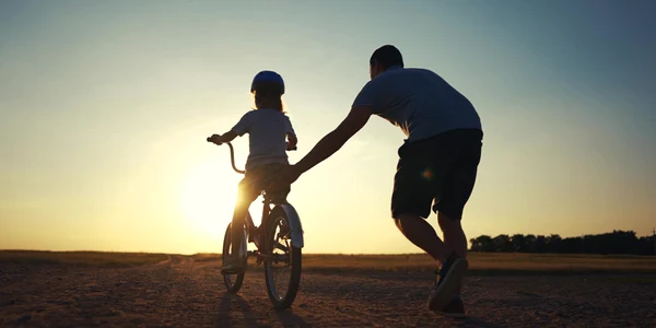 Copil care invață să meargă pe bicicletă FOTO Shutterstock 