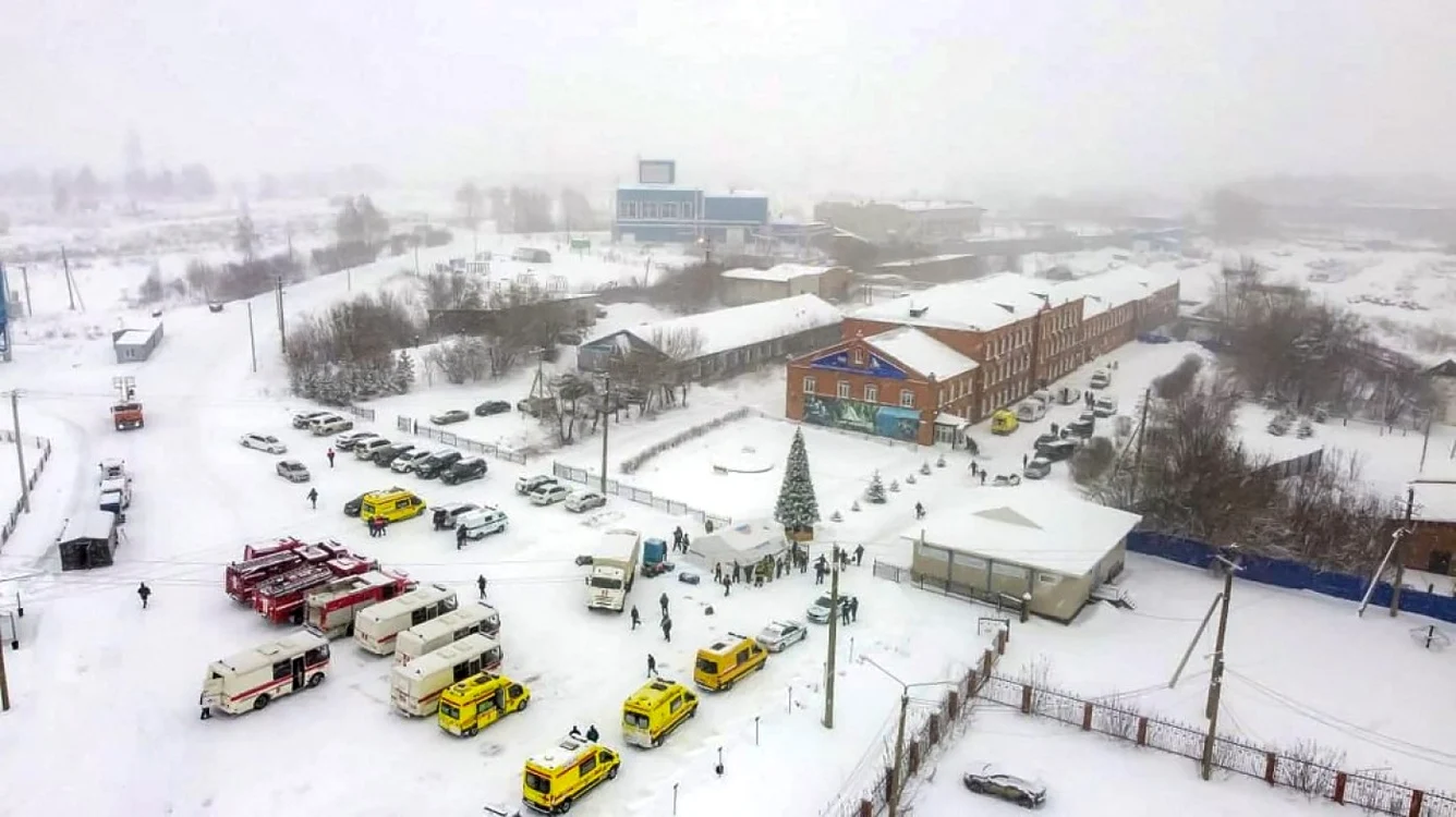 FOTO: AFP / Salvatorii ajung la mina de cărbune Listviajnaia din regiunea Kemerovo după accident, 25 noiembrie 2021