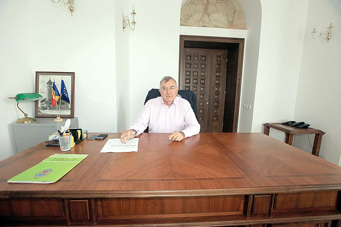 Iunie 2015. Masa de lucru e mult mai „aerisită”. Au dispărut  vrafurile de acte