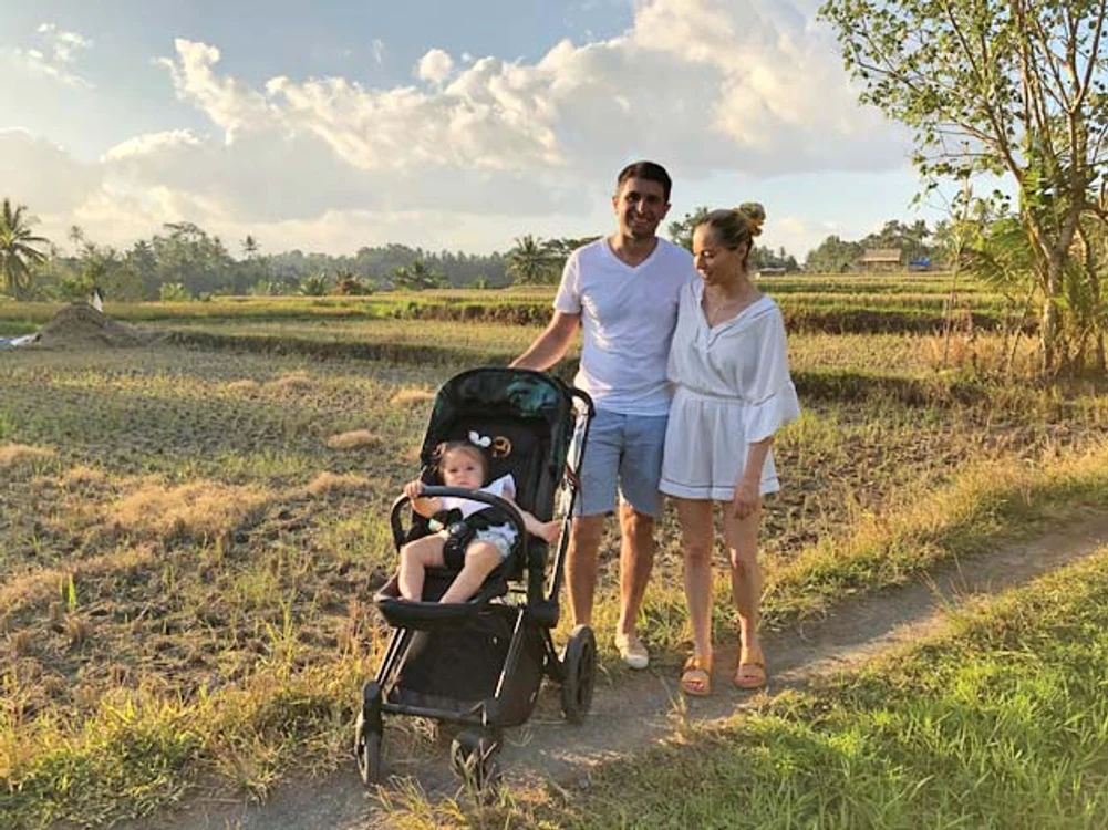 Laura şi Cosmin, nişte părinţi relaxaţi, care îşi iau copilul cu ei în vacanţă, indiferent cât de îndepărtată e destinaţia
