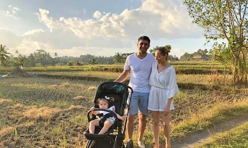 Laura şi Cosmin, nişte părinţi relaxaţi, care îşi iau copilul cu ei în vacanţă, indiferent cât de îndepărtată e destinaţia jpeg