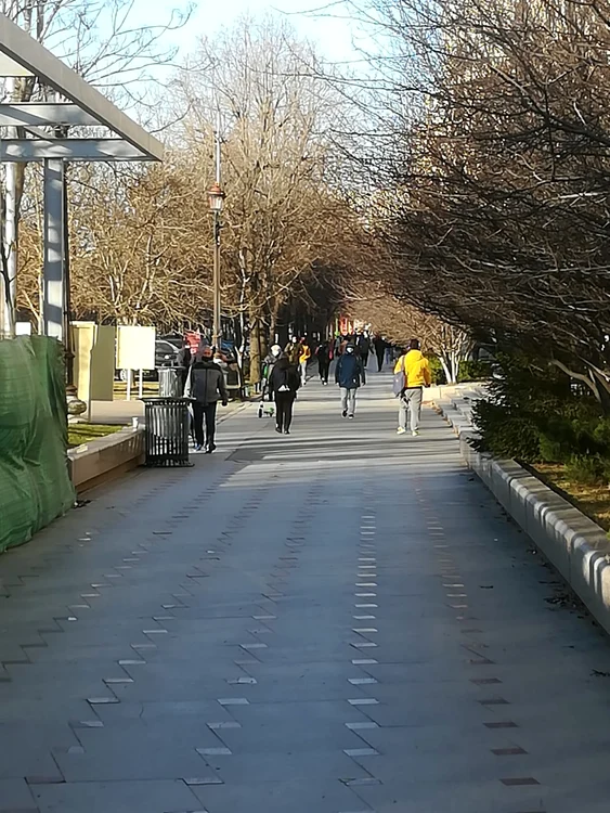 Pe trotuare parcă era manifestație, bucureștenii fiind nevoiți să meargă pe jos spre destinații