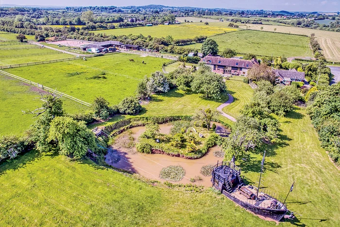 Corabia piraţilor se află la marginea unui lac din RippleFotografii: Profimedia