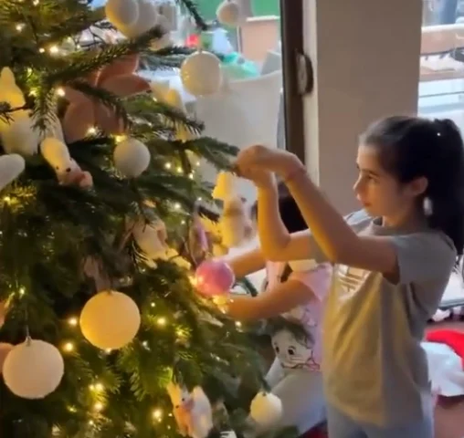 Fetițele lui Pepe, Maria și Rosa Alexandra, au împodobit bradul de Crăciun. Sursa: Instagram 