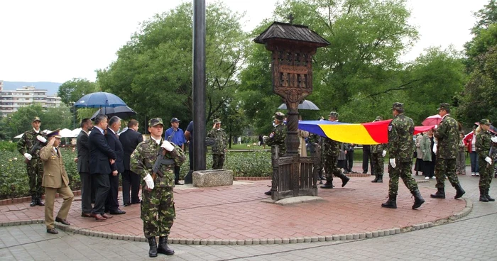 Deschiderea oficială a serbărilor are loc în Piaţa Tricolorului din Alba Iulia. 