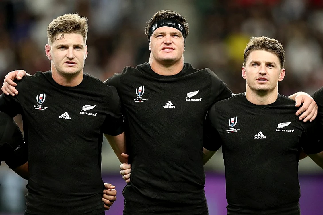 
    Jordie, Scott și Beauden, la intonarea imnului Noii ZeelandeFoto: Guliver / GettyImages  