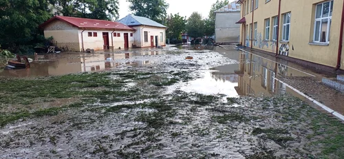 Școală grav afectă de inundații FOTO: Anca Dediu/FB