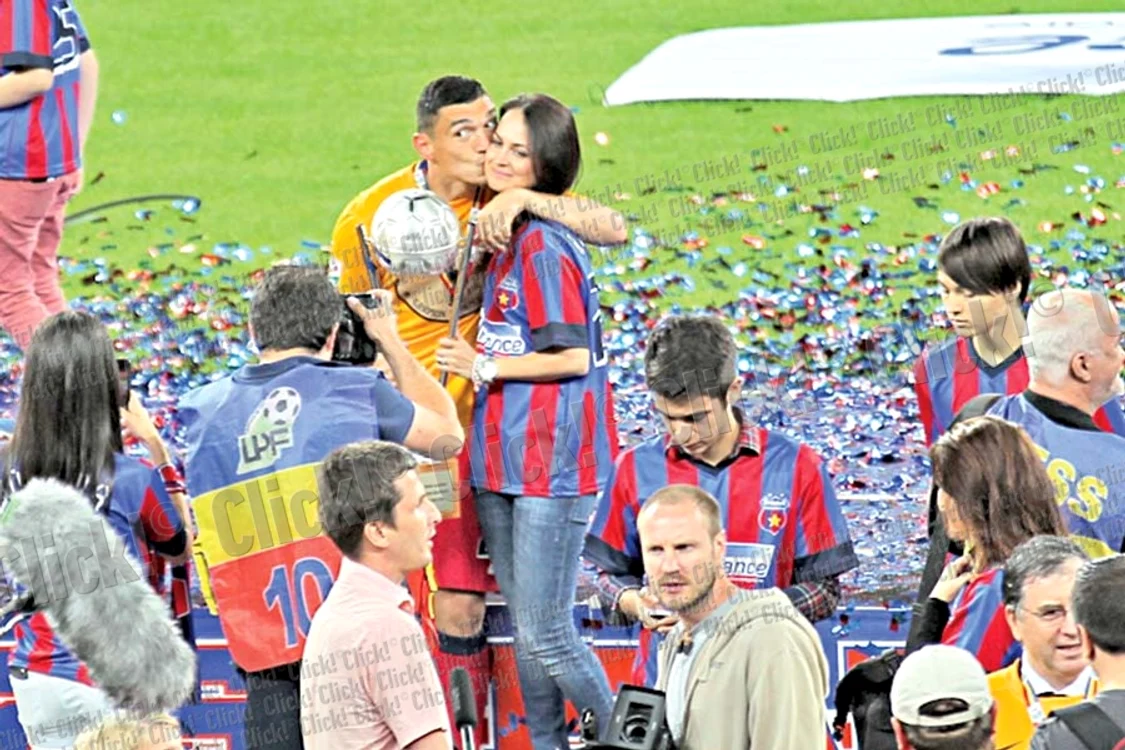 
    Laura Keşeru, fericită  marţi seara, alături de  soţ, pe Naţional Arena,  la festivitatea prin care  Steaua a sărbătorit  câştigarea titlului (Fotografii. Mihai Ionescu)  