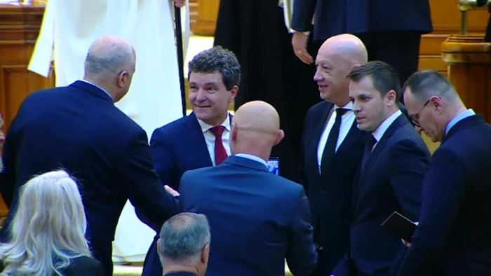 Nicușor Dan a făcut fotografii cu senatorii și deputații