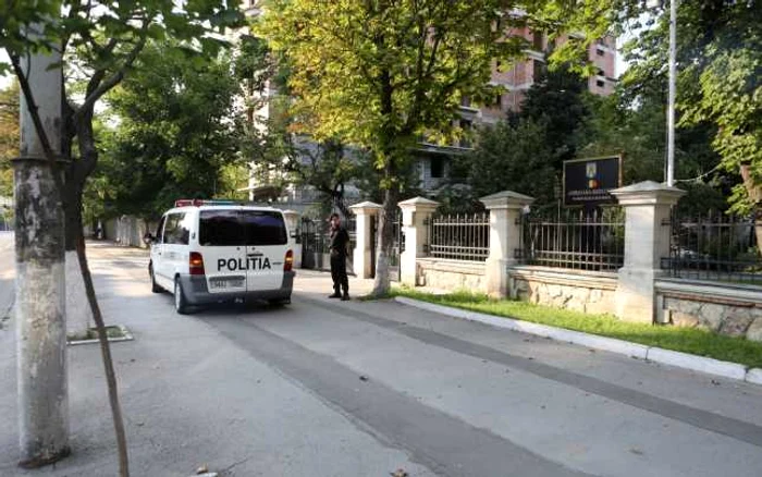 La Ambasada României s-a deplasat o autospecială pentru verificarea obiectului suspect FOTO: Ziarul Naţional