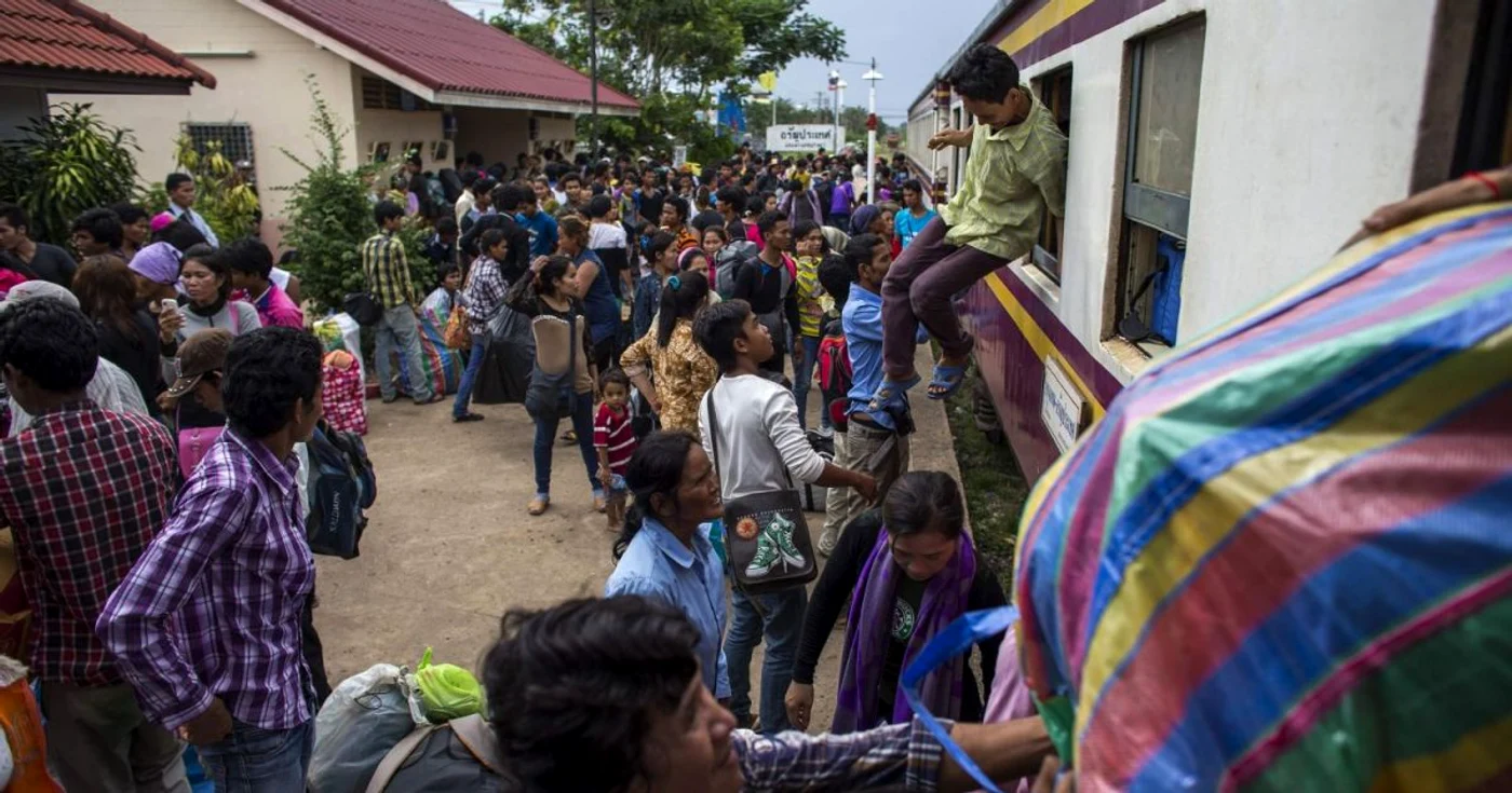Tren cu muncitori în Cambodgia FOTO Reuters