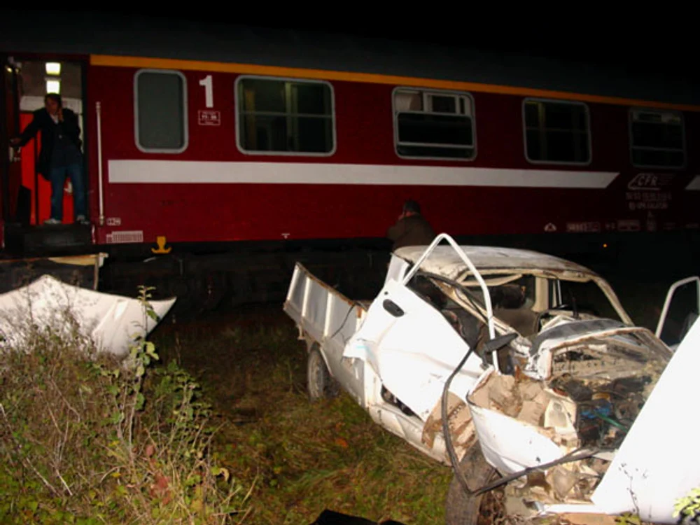 Maşina a fost lovită de acceleratul de Timişoara-Iaşi Foto: redesteptarea.ro