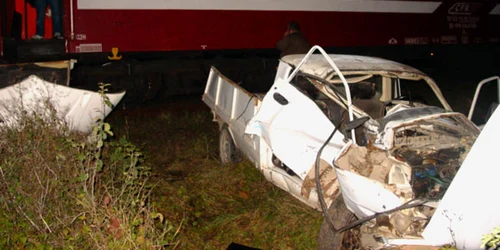 Maşina a fost lovită de acceleratul de Timişoara-Iaşi Foto: redesteptarea.ro