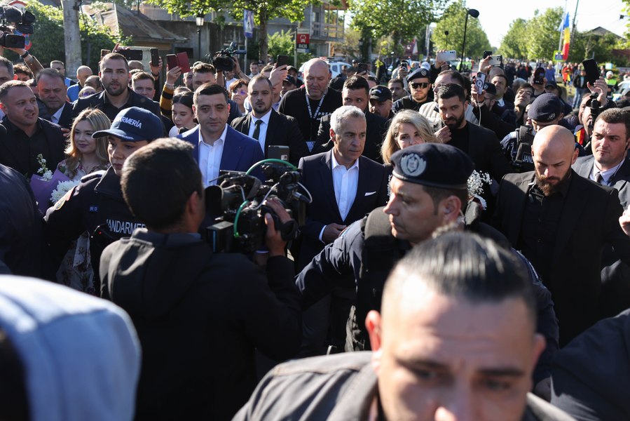 Călin Georgescu și George Simion în mijlocul sinistraților din Broșteni. Cei doi au mers în județul Suceava separat