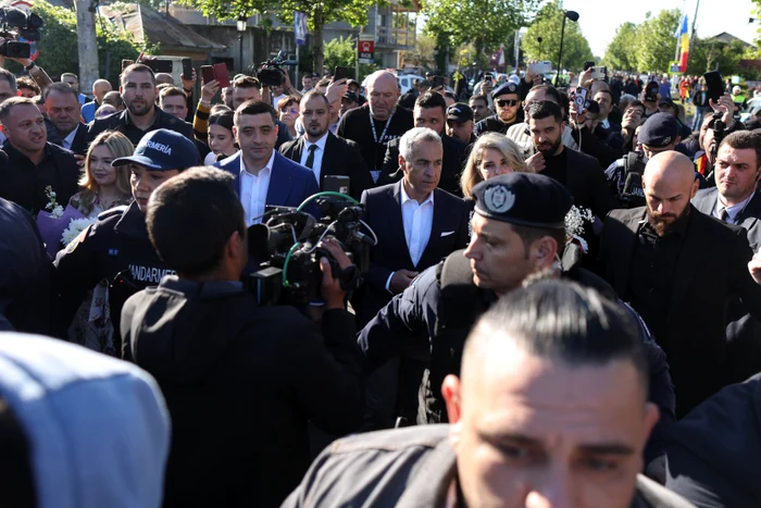 Călin Georgescu și George Simion în mijlocul sinistraților din Broșteni. Cei doi au mers în județul Suceava separat