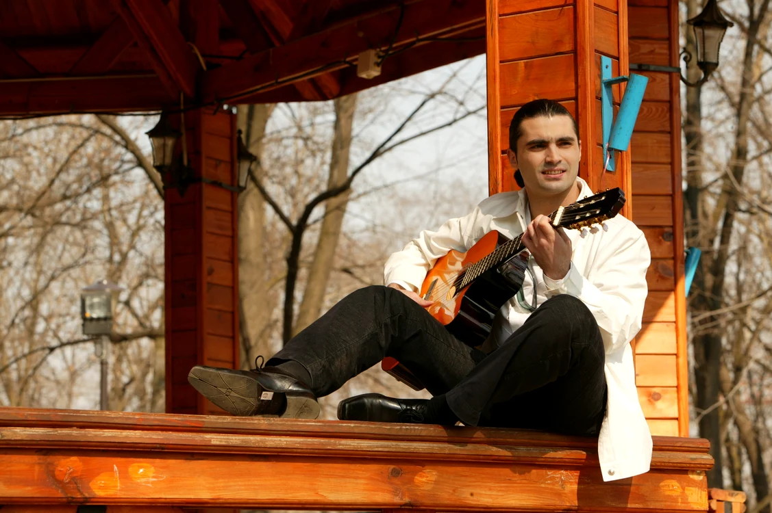 Pepe a debutat în 1996 la Ploiești, la un festival de muzică ușoară, unde a obținut premiul trei