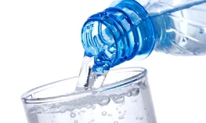 Apa minerală naturală