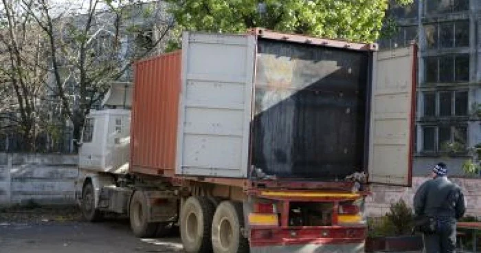 Constanta: Zece tone de motorină au fost găsite într-un autotren cu numere false, dotat cu o instalaţie artizanală