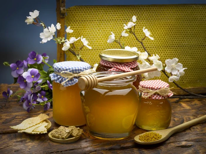 
    Dacă vrei să înlocuieşti mierea cu zahărul, ţine cont că prima are mai multe calorii  