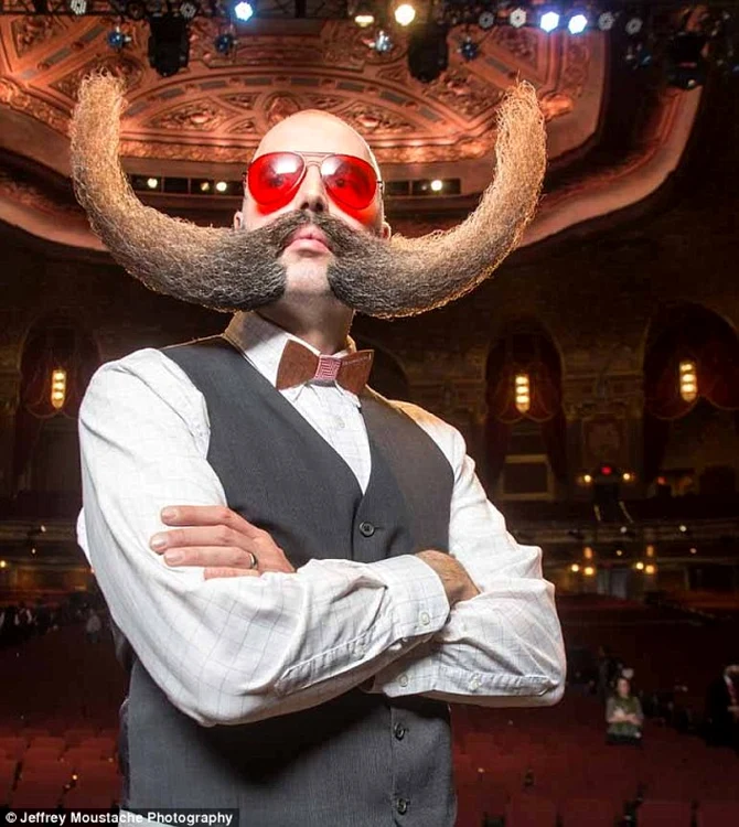 Un concurent şi-a modelat barba şi mustaţa sub forma unor coarne/FOTO Jeffrey Moustache Photography/Daily Mail