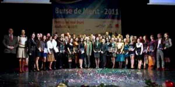 50 de studenţi au primit burse de merit