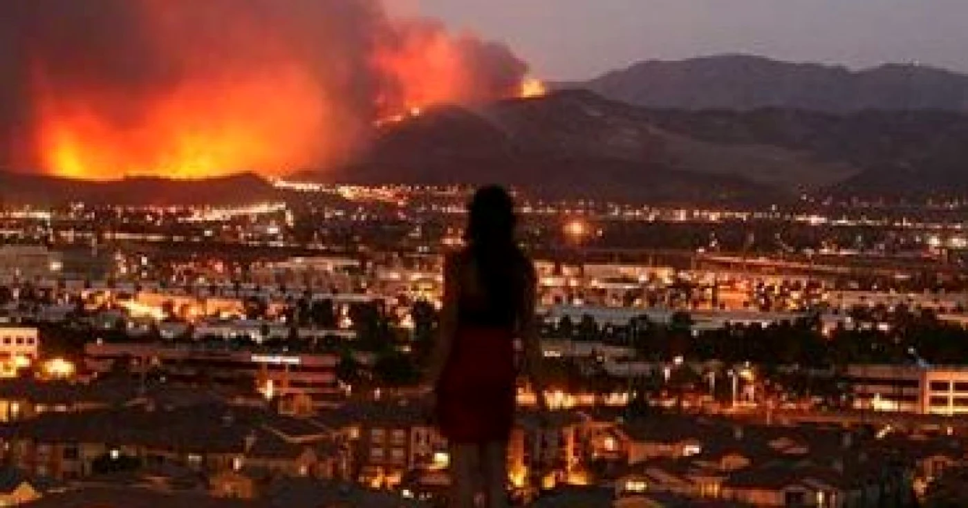 VIDEO Pompierii au reuşit să controleze incendiul din apropiere de Los Angeles