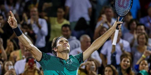 Elveţianul Roger Federer se bucură după ce a câştigat semifinala de la Miami Open în faţa australianului Nick Kyrgios. FOTO EPA