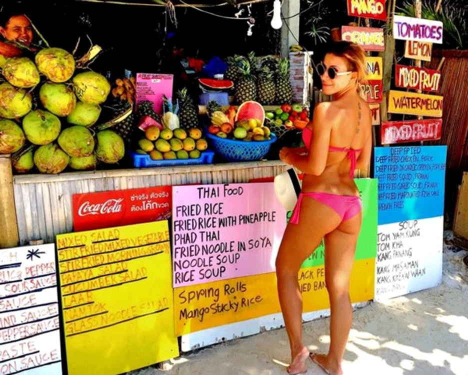 Nicoleta întoarce multe priviri pe plajele din Thailanda