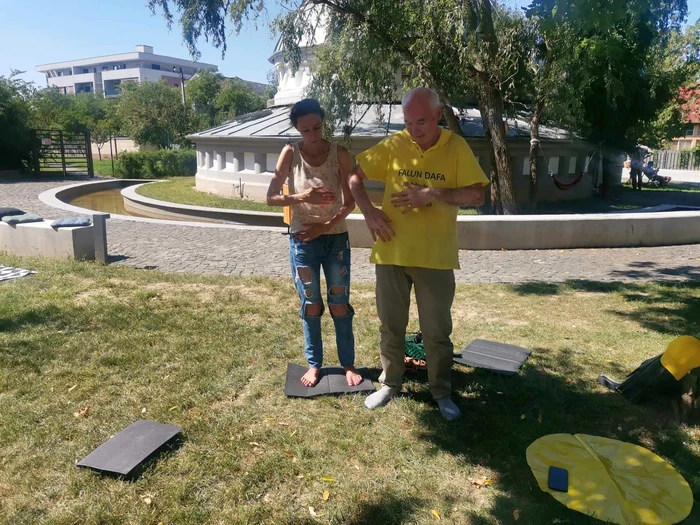 Exerciții de Falun Dafa FOTO Ștefan Both