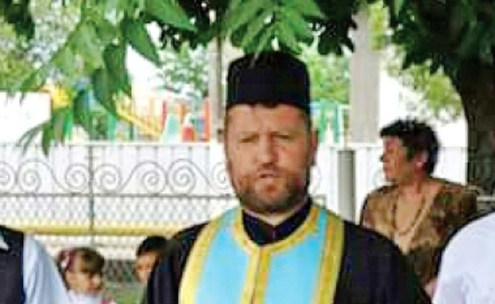 Fapta preotului a împărţit satul în două. Unii îl condamnau, alţii îi luau apărarea