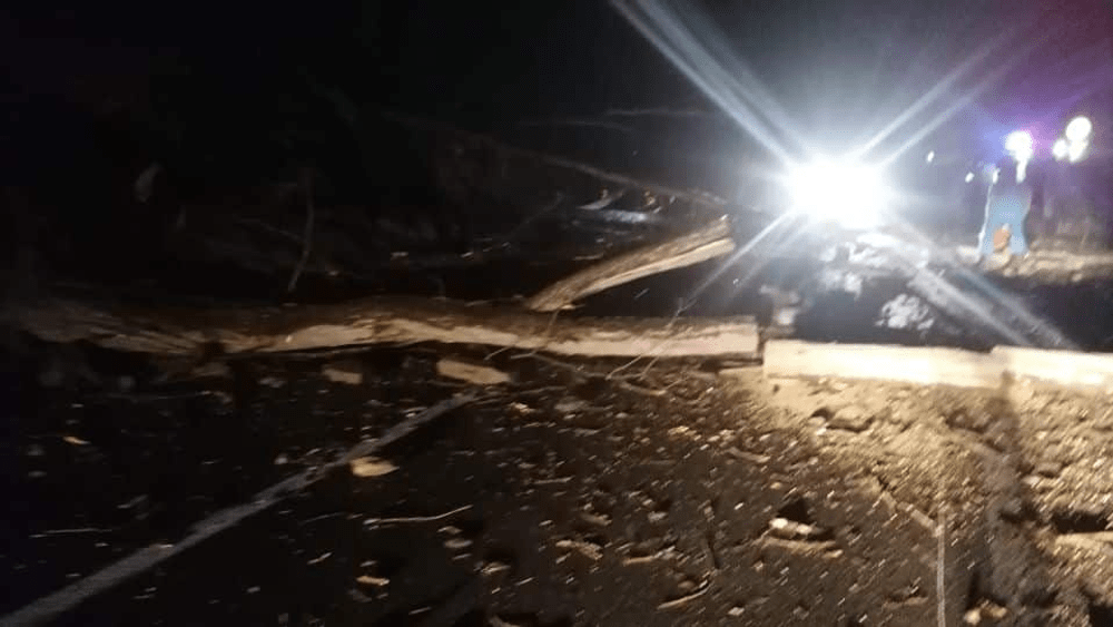 Alunecare de teren în Apuseni. DN 75, blocat în urma căderilor de pietre de pe un versant VIDEO