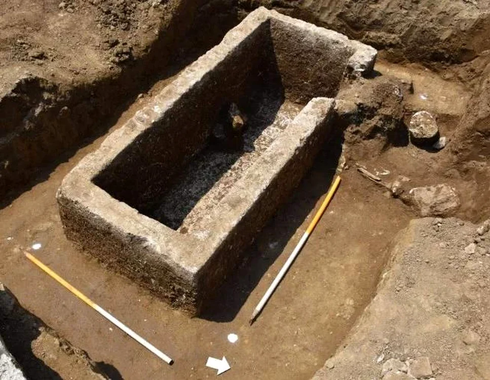 Morminte romane și ruinele unui apeduct, descoperite în timpul construcției unei parcări subterane (foto: Muzej grada Beograda)