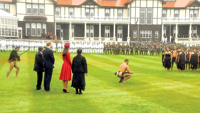 Prinţesa Kate şi prinţul William au fost impresionaţi de primirea băştinaşilor (fotografii: reuters / guliver / splashnews)