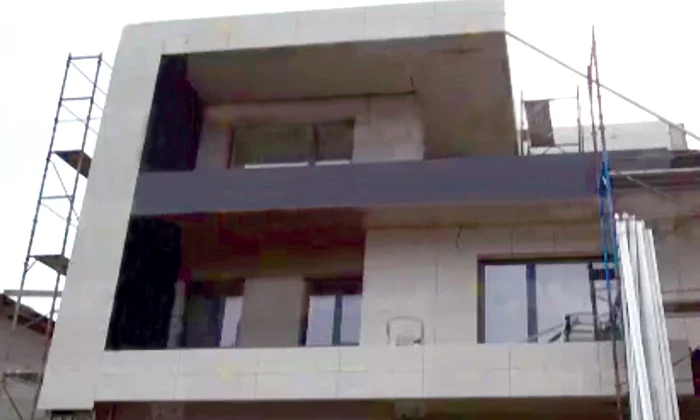 Şi cu acest bloculeţ Simona a avut probleme și a renunţat la două etaje ca să primească autorizaţie