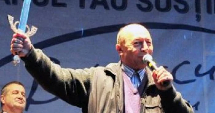 Craiova: Băsescu a primit în dar sabia lui Caiac de la care i s-a tras moartea interlopului