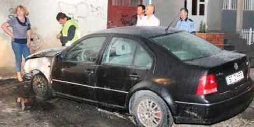 Partea din faţă a maşinii care îi aparţine Lăcrămioarei Balică a luat foc în noaptea de duminică spre luni
