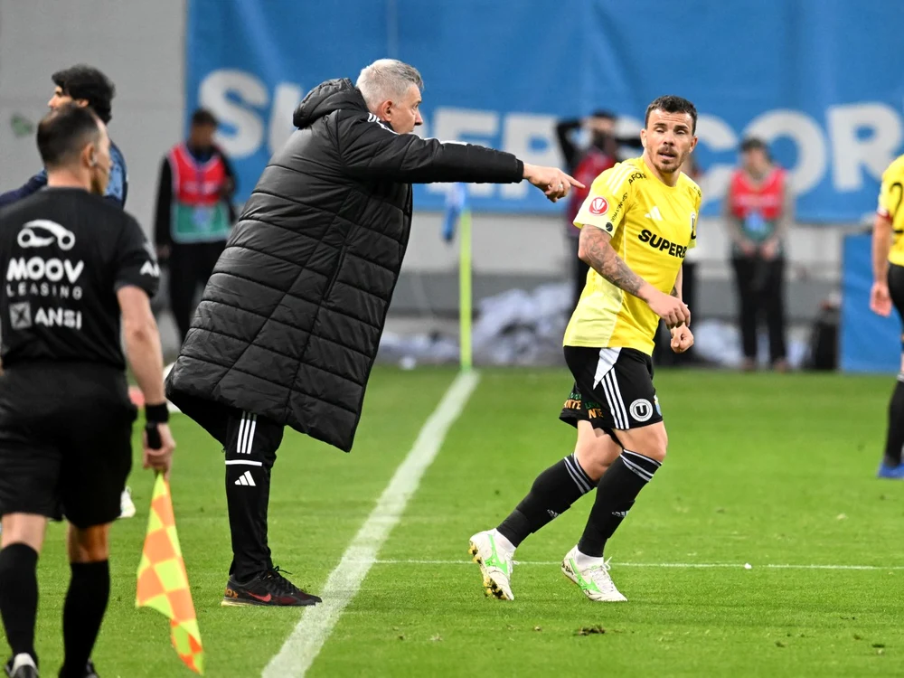 Bergodi și Nistor i-au felicitat pe fotbaliștii lui „U” Cluj (Foto: sportpictures)
