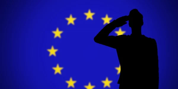 soldat saluta drapelul uniunii europene foto shutterstock