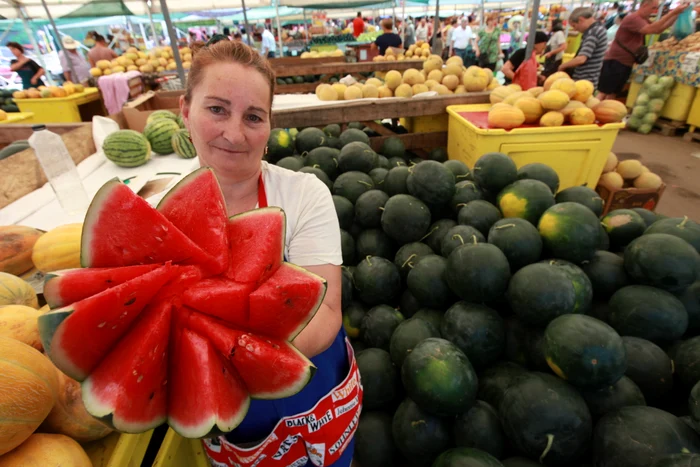 
    Pepenele este fructul cel mai indicat pe timp de caniculăFoto: Sever Gheorghe  