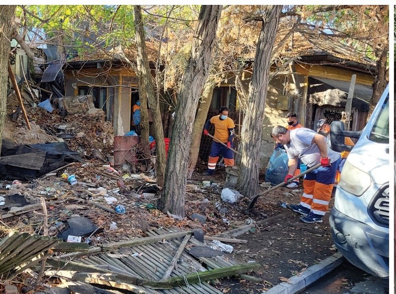 Focar de infecție într-o gospodărie din sectorul 2. Peste 20 de tone de gunoi au fost ridicate de autorități