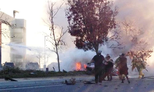 Nute, încercând să l salveze pe Paul Walker (FOTO SPLASH) jpeg