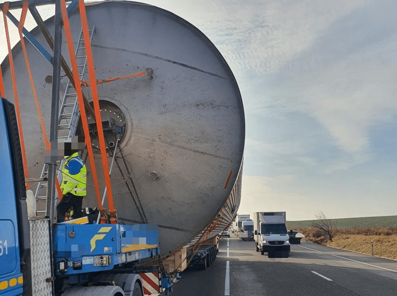 Un transport agabaritic îngreunează traficul în România. Pe ce traseu circula camionul uriaș