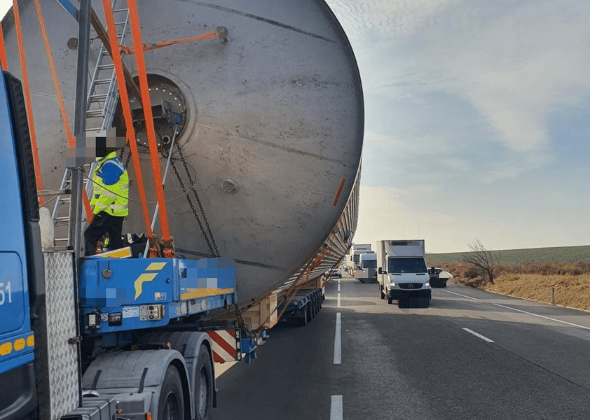 Coloană de zeci de kilometri pe E85, din cauza unui transport agabaritic