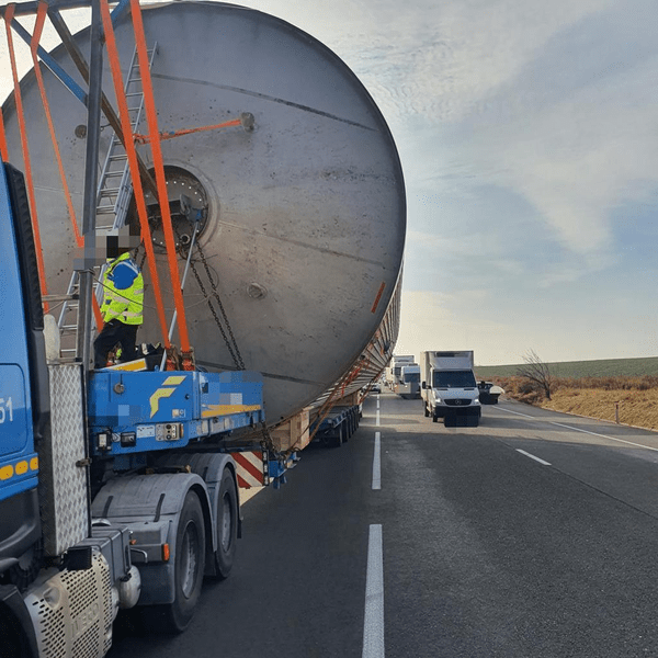 Transporturi agabaritice îngreunează traficul în mai multe județe. Cât cântăresc mastodonții 