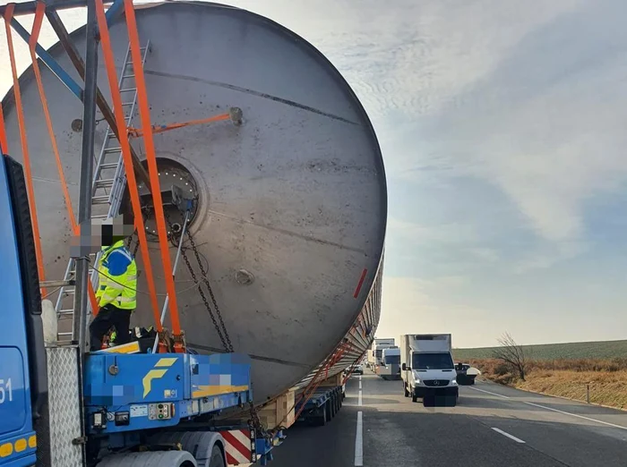 Camionul uriaș străbate mai multe județe FOTO Adevărul